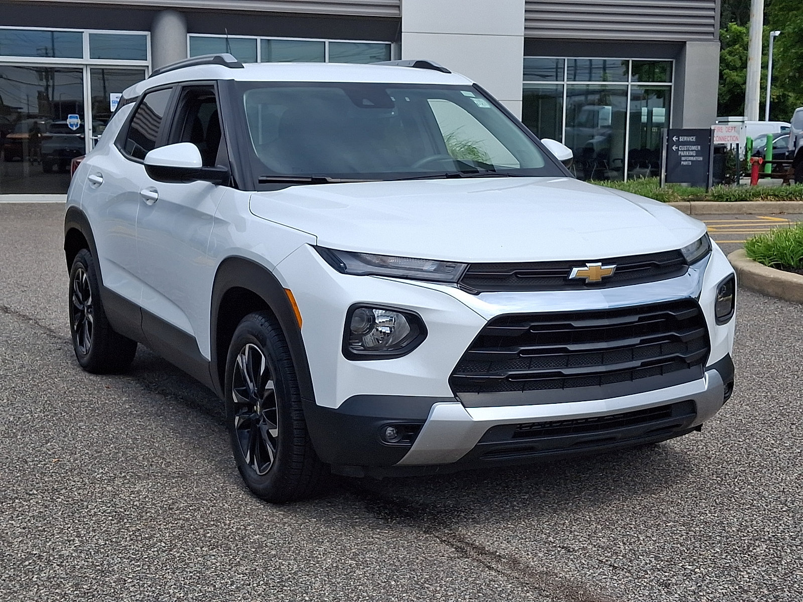 Used 2023 Chevrolet TrailBlazer LT w/ Convenience Package AWD/4WD image 2