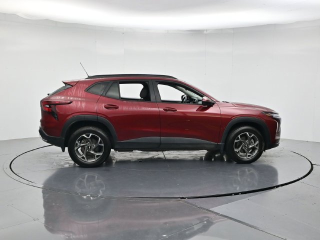 Used 2025 Chevrolet Trax LT w/ LT Convenience Package FWD image 2