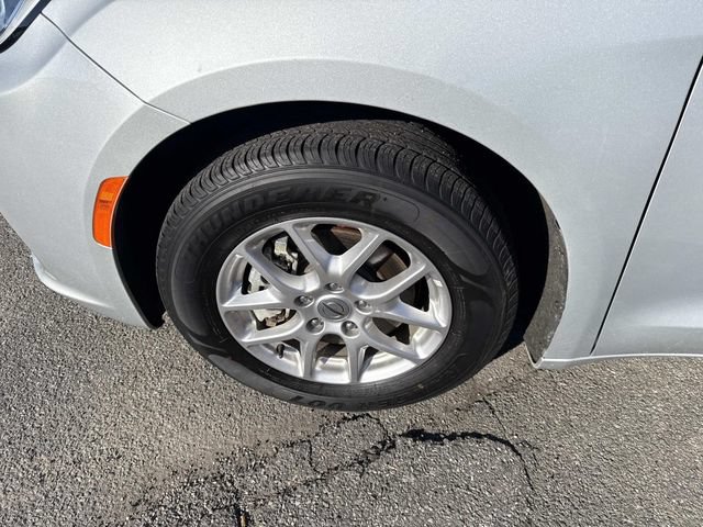 Used 2024 Chrysler Pacifica Touring-L FWD image 12