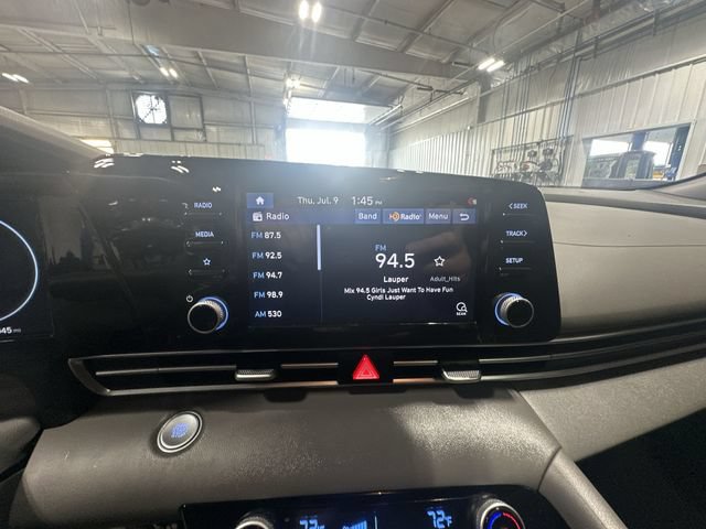 Used 2022 Hyundai Elantra SEL w/ Convenience + Premium Package FWD image 16