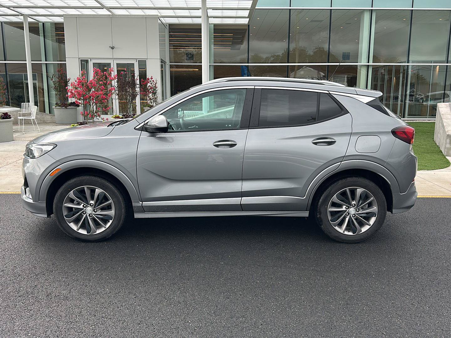 Used 2023 Buick Encore GX Select w/ Sport Touring Package AWD/4WD image 8