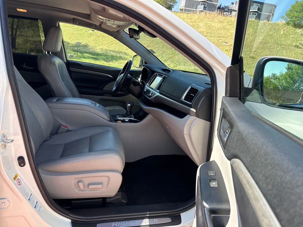 Used 2018 Toyota Highlander Limited Platinum AWD/4WD image 31