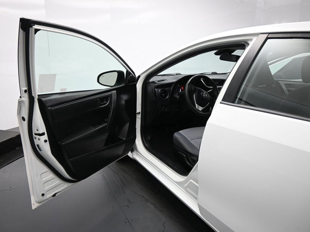 Used 2018 Toyota Corolla L image 35