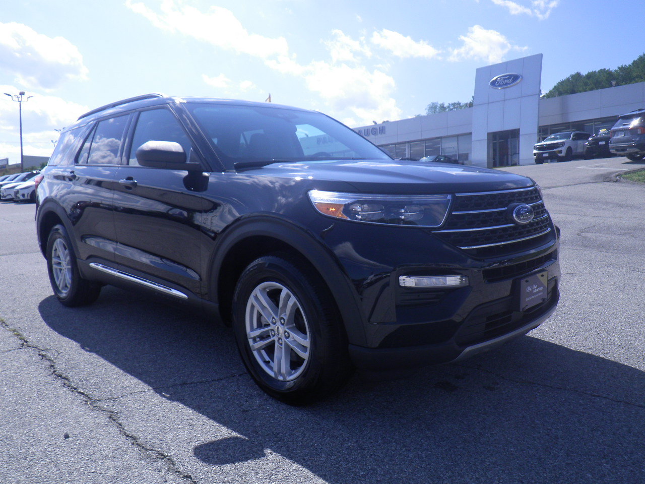 Certified 2024 Ford Explorer XLT w/ Equipment Group 202A AWD/4WD image 1