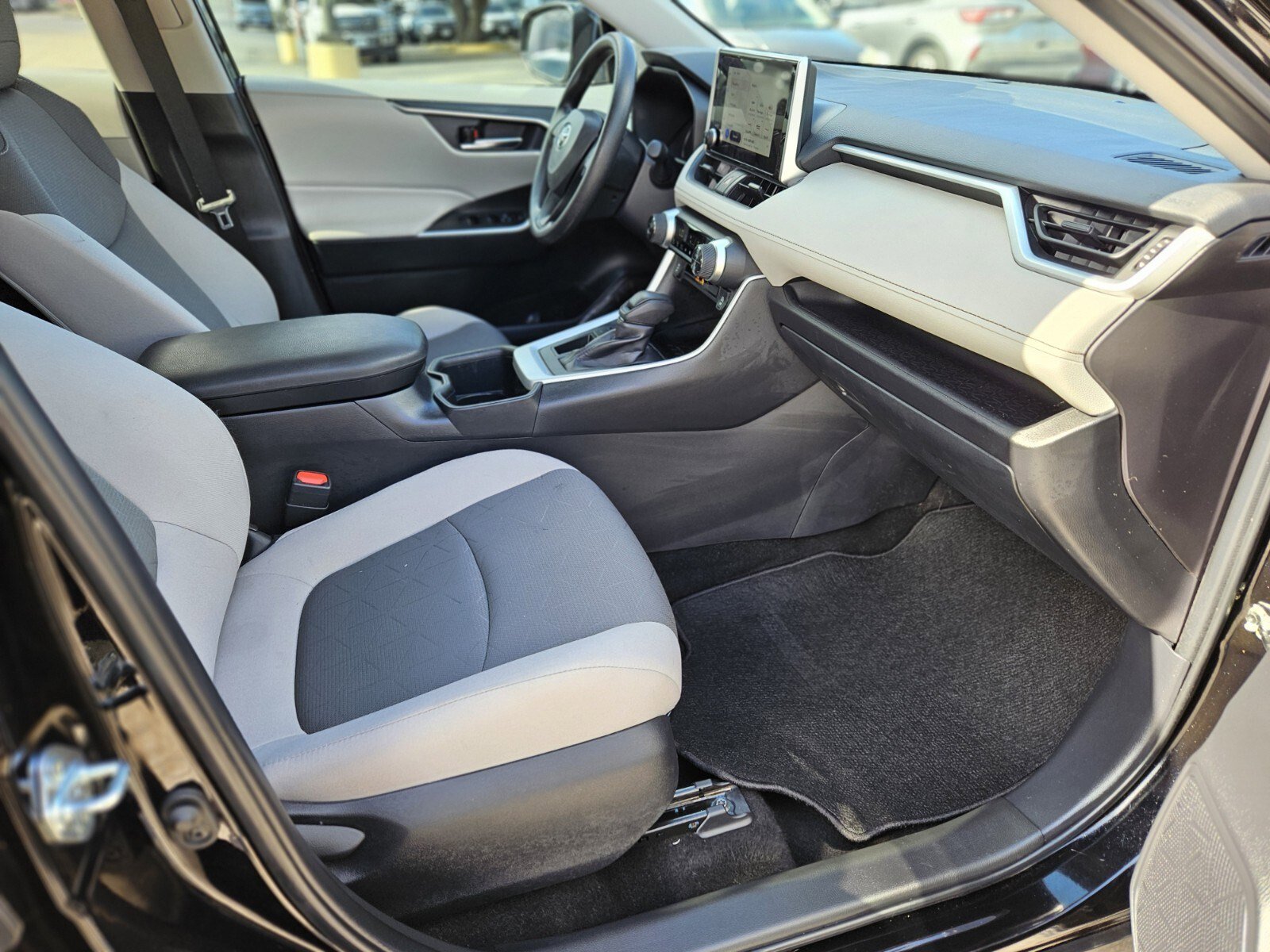 Used 2025 Toyota RAV4 XLE image 12