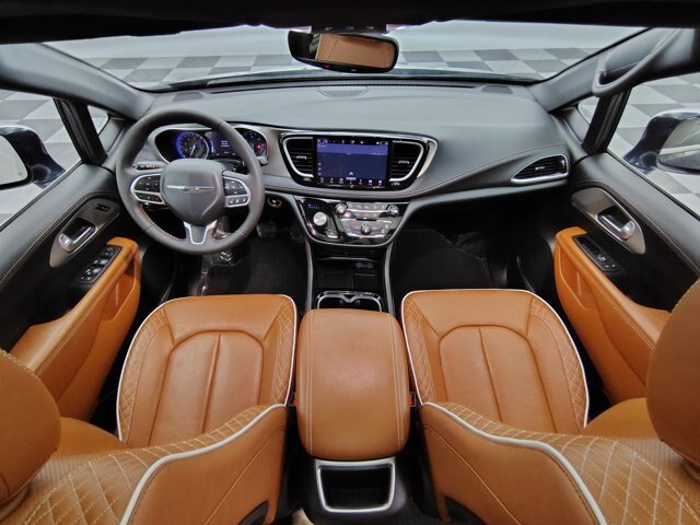 Used 2024 Chrysler Pacifica Pinnacle FWD image 2