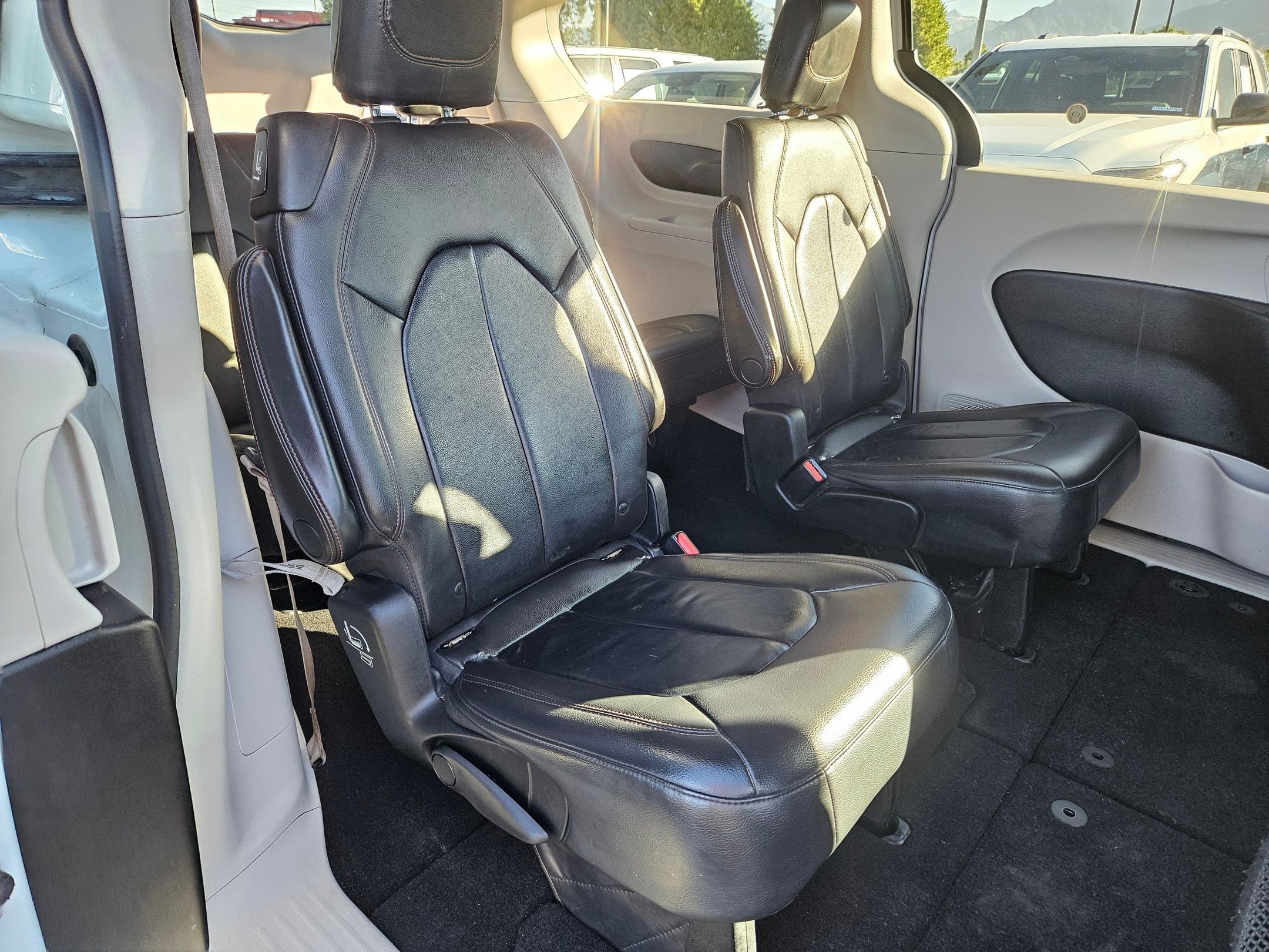 Used 2017 Chrysler Pacifica Touring-L FWD image 32