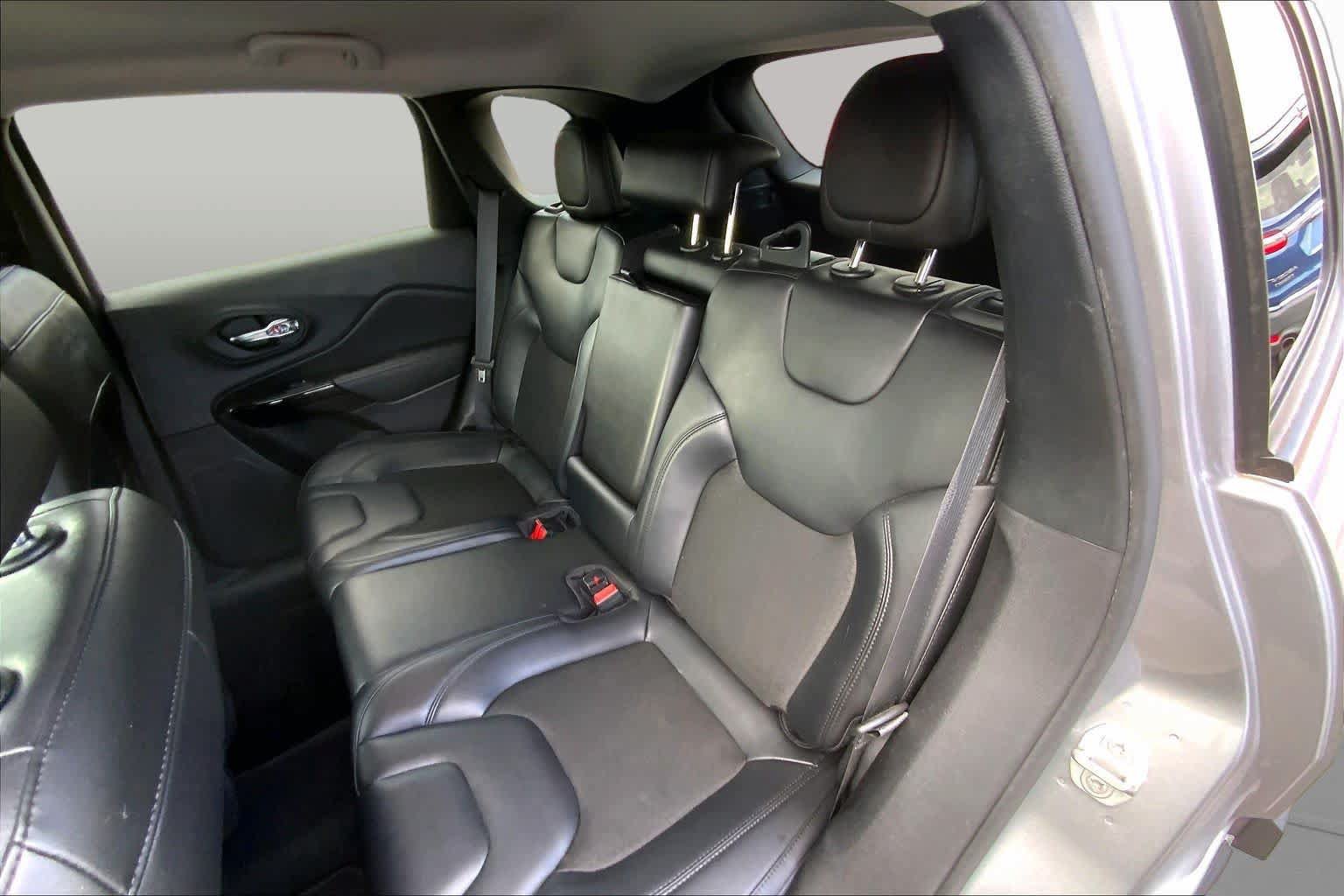 Used 2021 Jeep Cherokee Latitude Plus AWD/4WD image 20