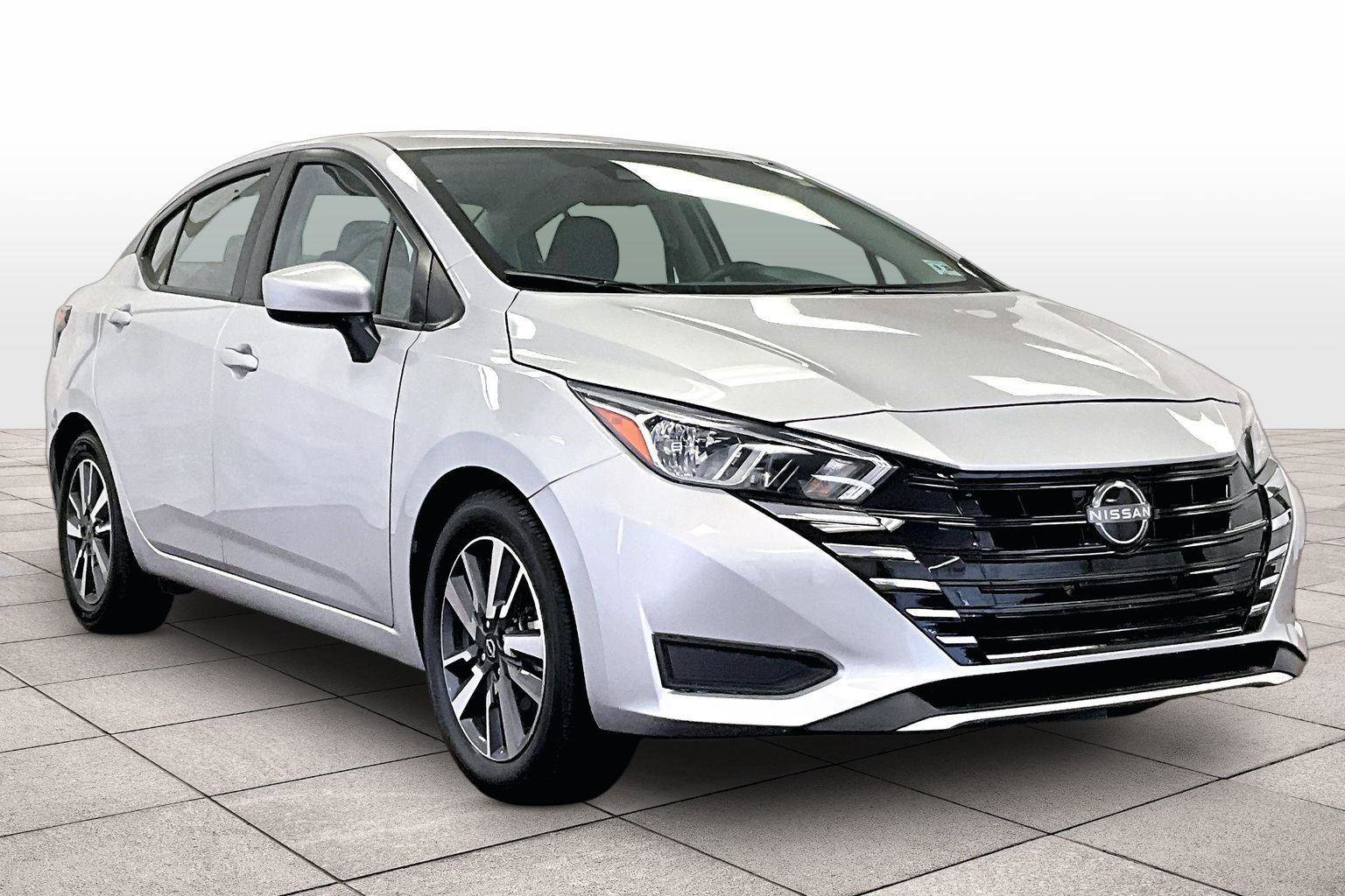 Used 2023 Nissan Versa SV image 2