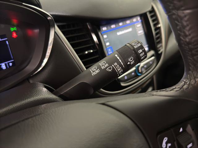 Used 2020 Chevrolet Trax LT w/ LT Convenience Package AWD/4WD image 19