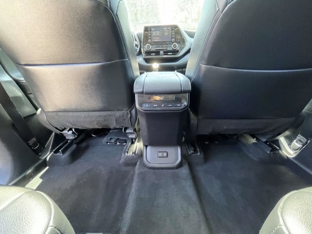 Used 2021 Toyota Highlander XLE AWD/4WD image 18