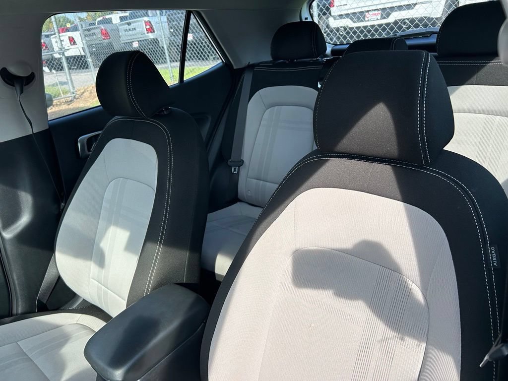 Used 2025 Hyundai Venue SEL FWD image 11