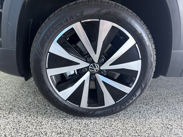 Used 2024 Volkswagen Taos SE FWD image 3
