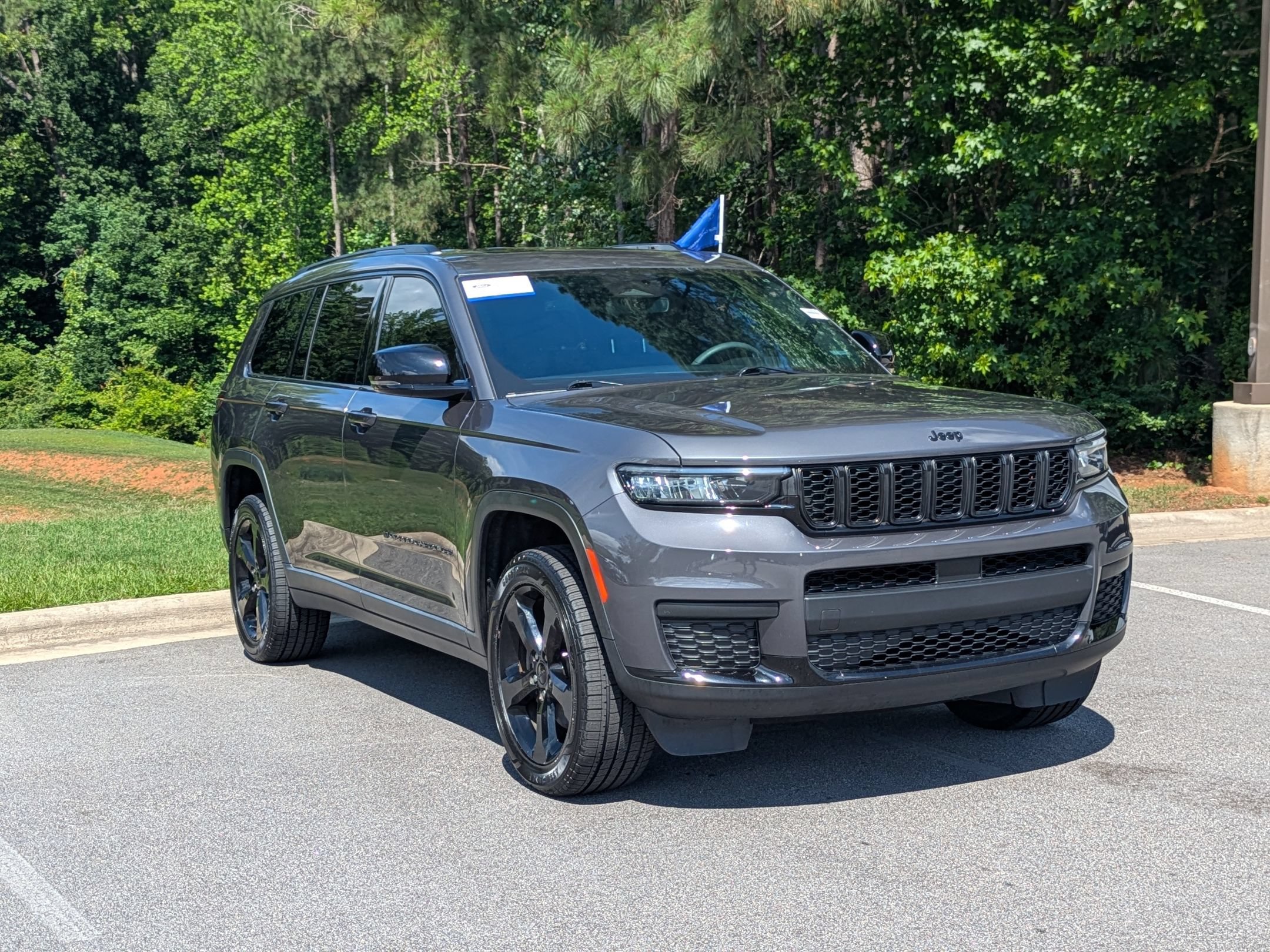 Used 2023 Jeep Grand Cherokee L Laredo AWD/4WD image 2