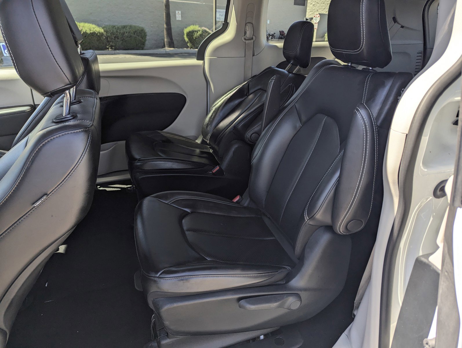 Used 2023 Chrysler Pacifica Touring-L FWD image 8
