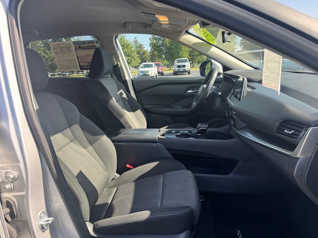 Used 2025 Nissan Rogue SV FWD image 16