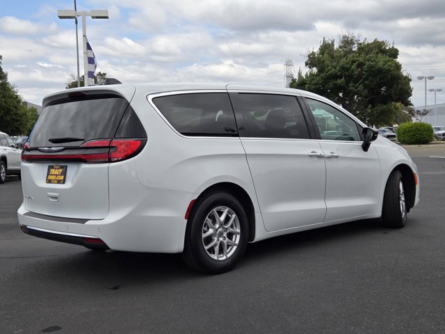 Used 2024 Chrysler Pacifica Touring-L FWD image 4
