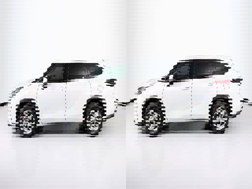 Used 2020 Toyota Highlander L image 2