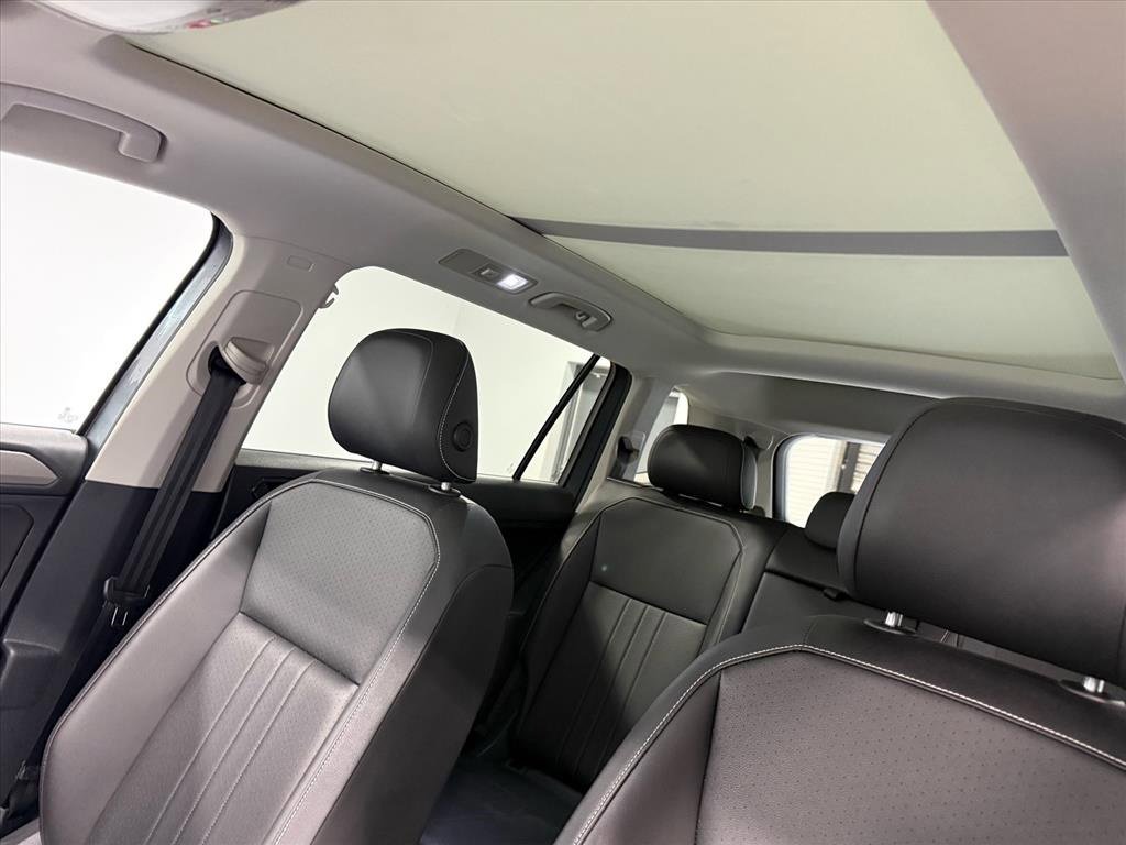 Used 2023 Volkswagen Tiguan SE w/ Panoramic Sunroof Package image 17