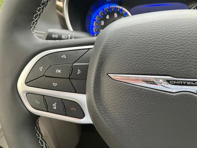 Used 2023 Chrysler Pacifica Limited AWD/4WD image 29