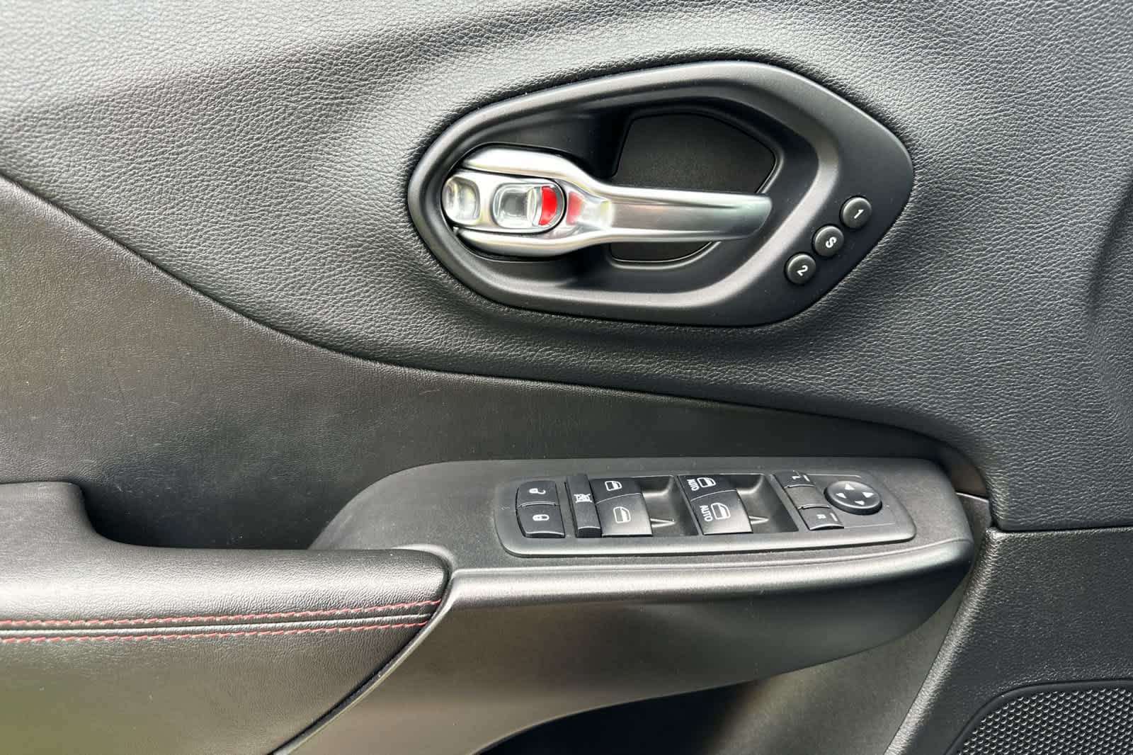 Used 2019 Jeep Cherokee Trailhawk AWD/4WD image 12