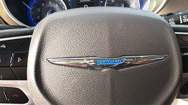 Used 2018 Chrysler Pacifica Touring-L image 20