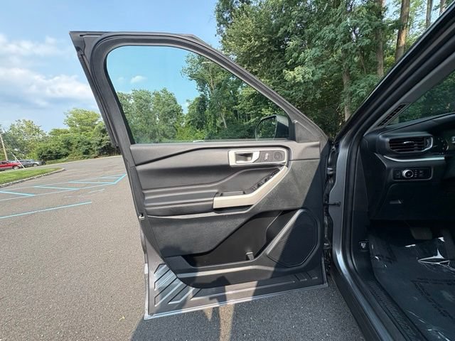 Certified 2022 Ford Explorer XLT w/ Equipment Group 202A AWD/4WD image 39