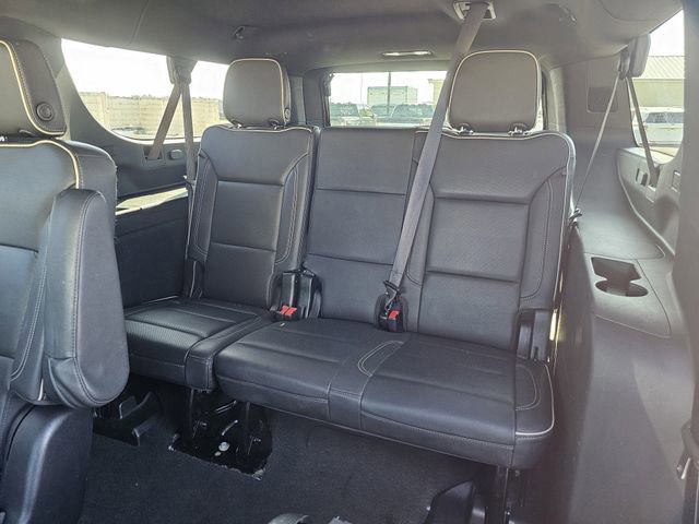Used 2023 Chevrolet Suburban Premier image 18
