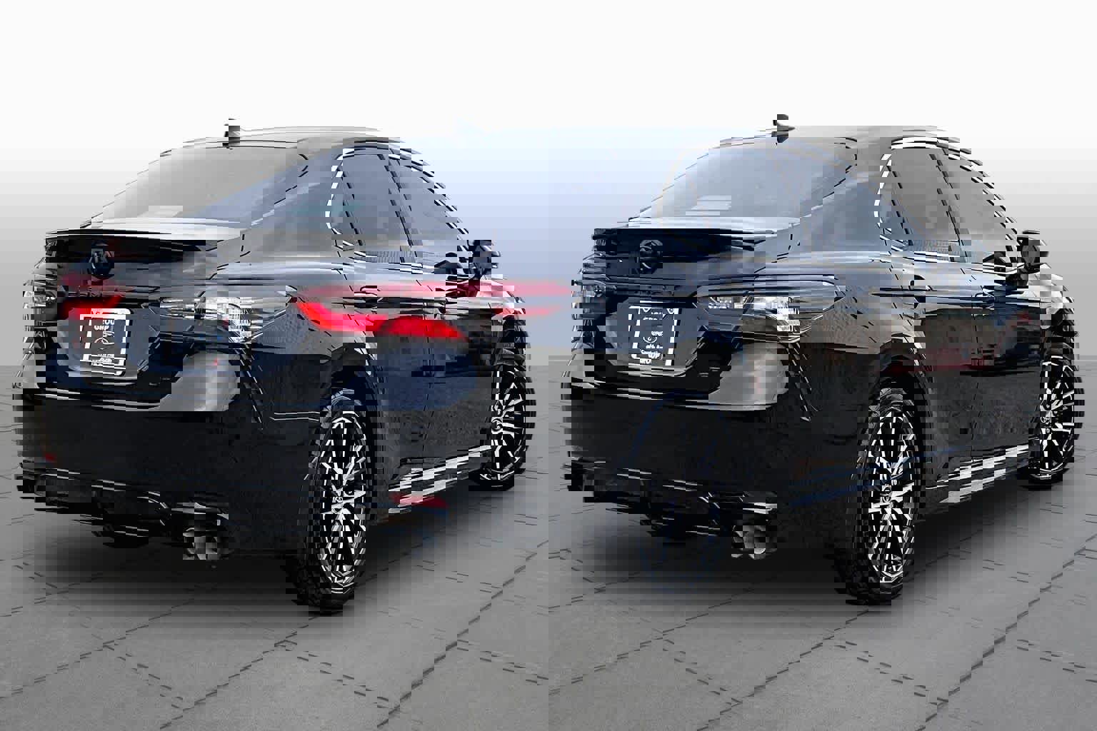 Used 2023 Toyota Camry SE FWD image 3