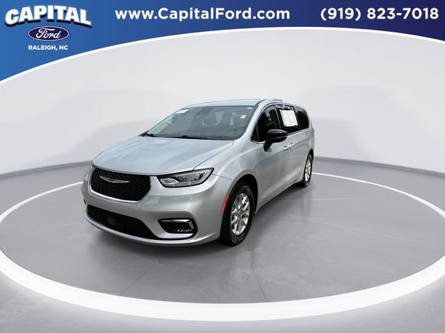 Used 2024 Chrysler Pacifica Touring-L FWD image 4