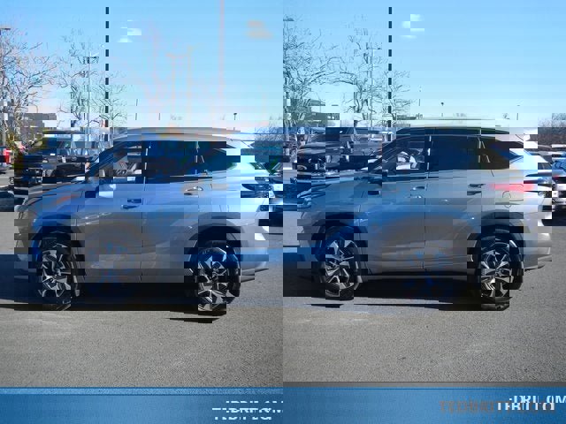 Used 2022 Toyota Highlander XLE image 4