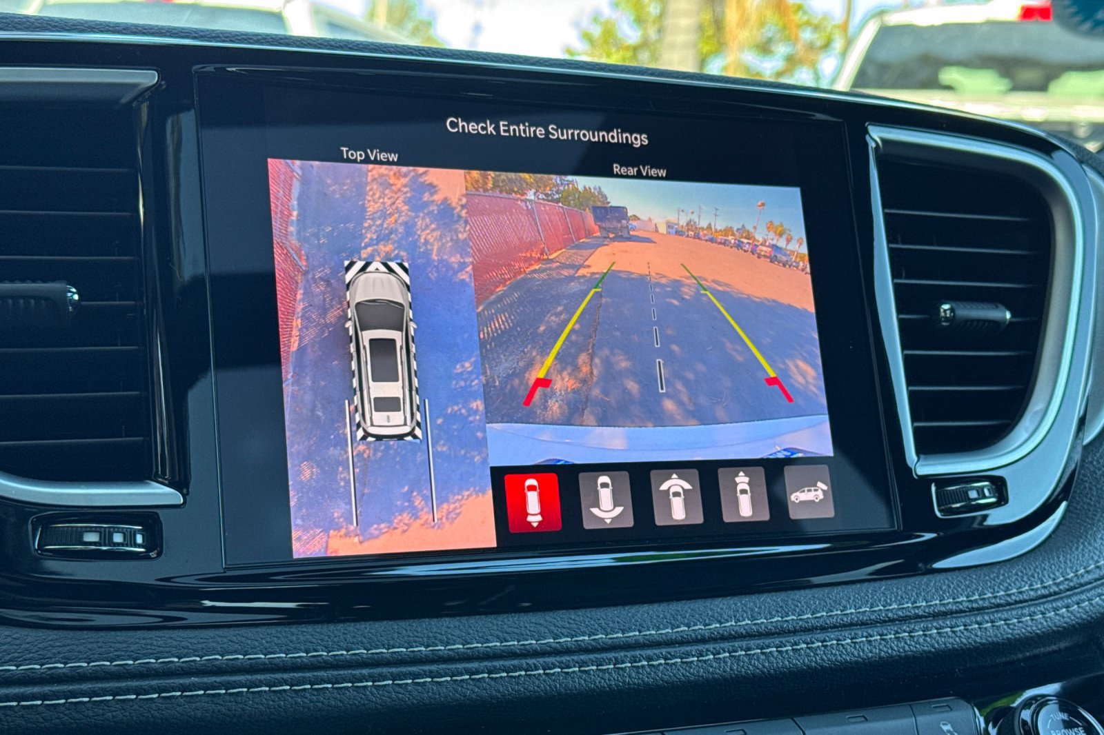 Used 2022 Chrysler Pacifica Limited w/ Uconnect Theater Family Group FWD image 18
