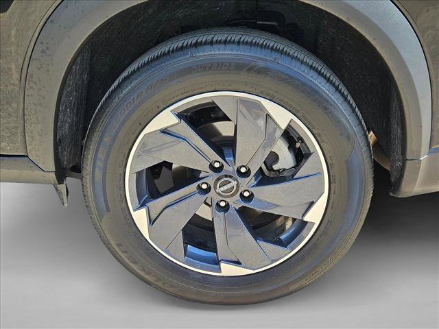 Used 2025 Nissan Rogue SV FWD image 23
