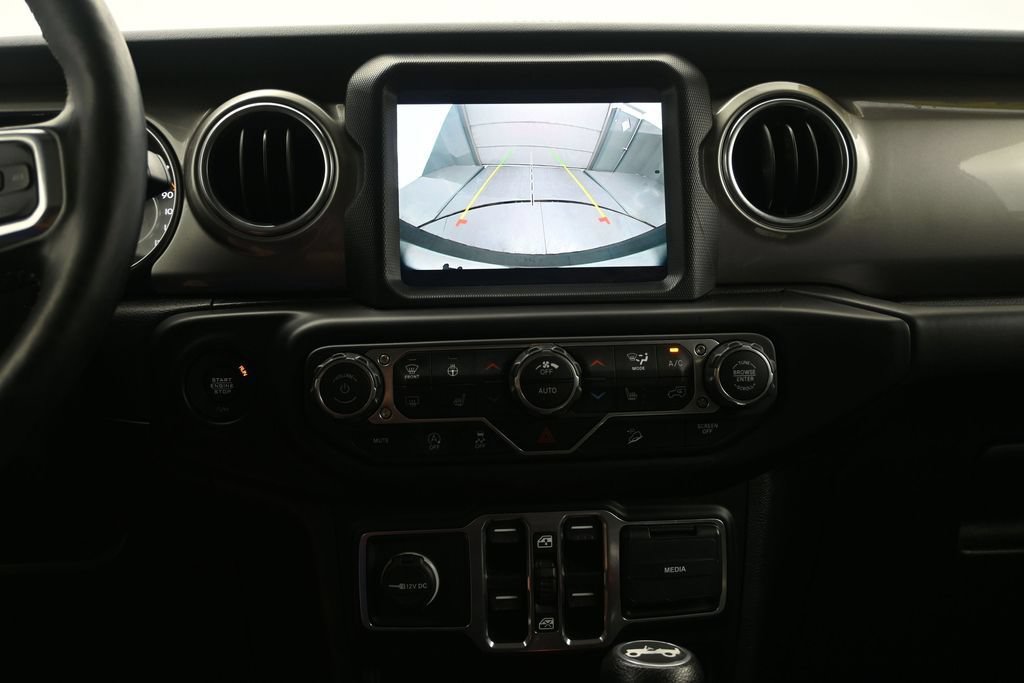 Used 2020 Jeep Wrangler Unlimited Sahara w/ Dual Top Group AWD/4WD image 21