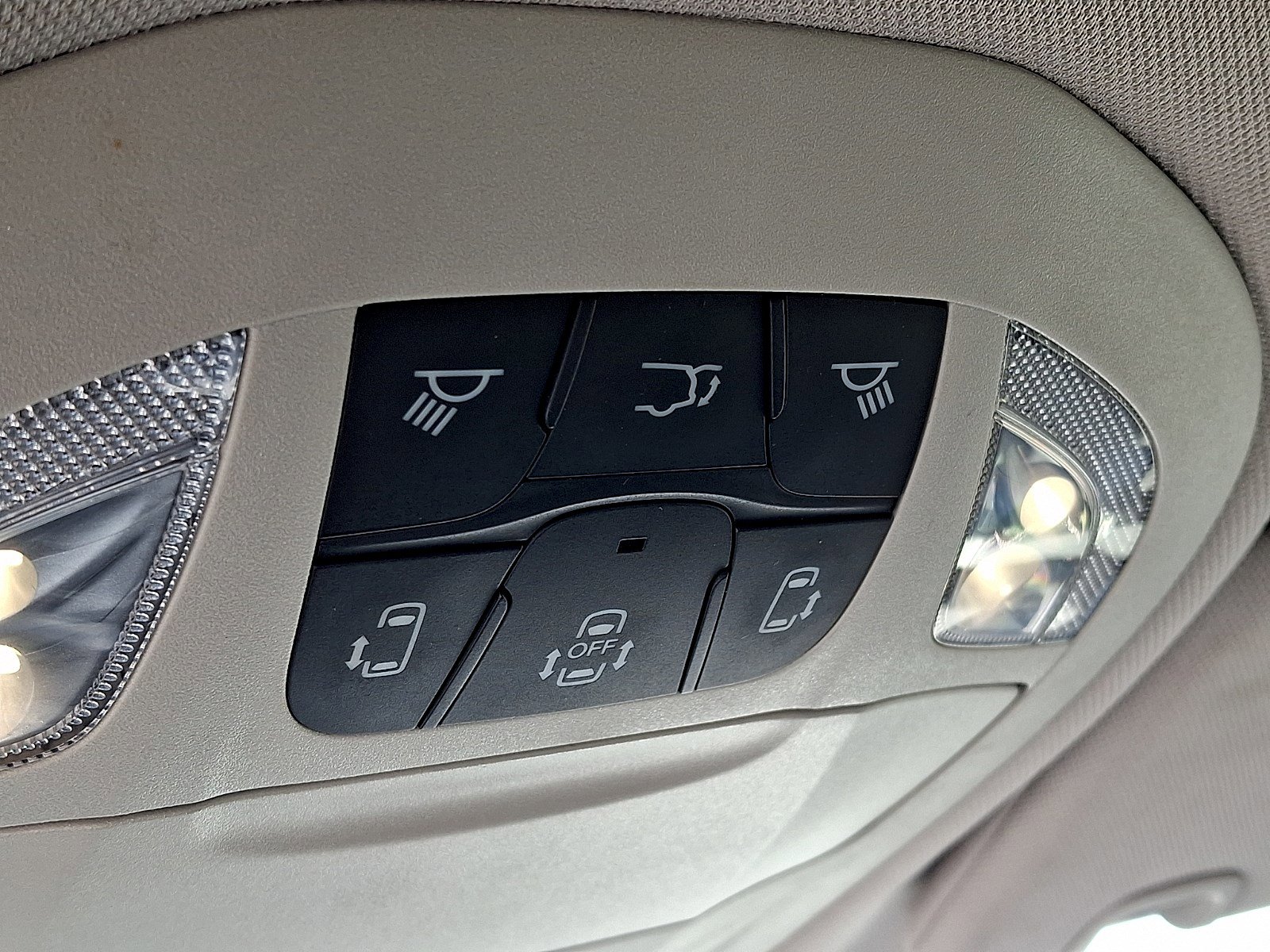 Used 2022 Chrysler Voyager LX image 24