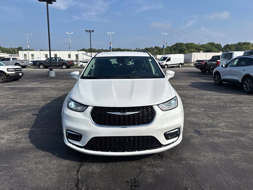 Used 2022 Chrysler Pacifica Touring-L FWD image 2