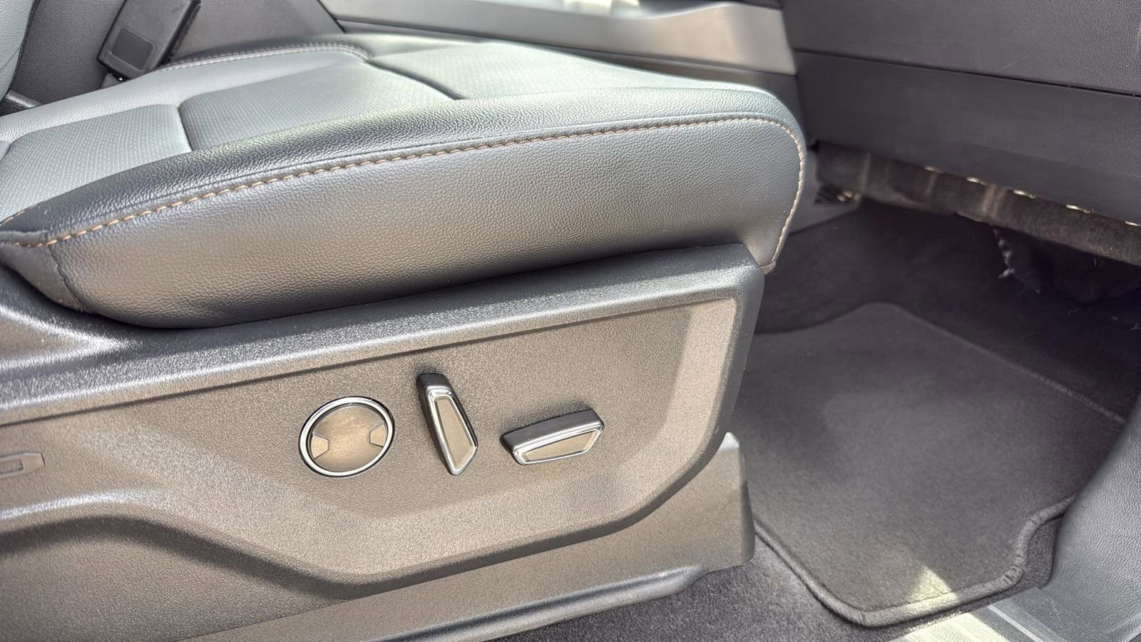 Certified 2024 Ford F150 Lightning Lariat image 25