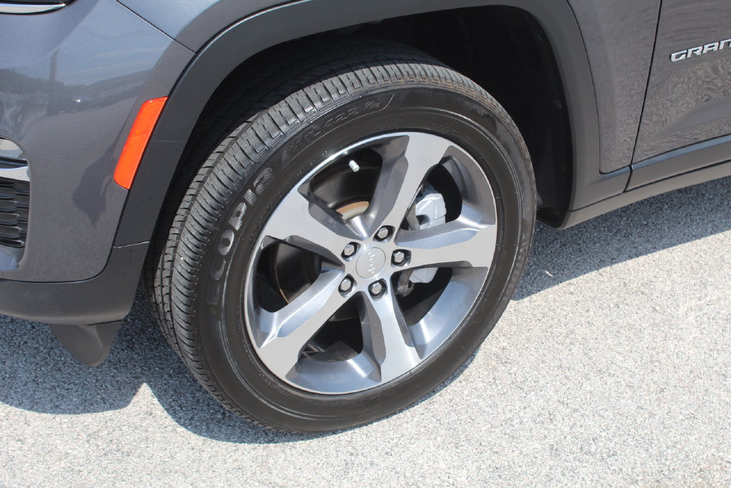 Used 2024 Jeep Grand Cherokee Limited RWD image 6