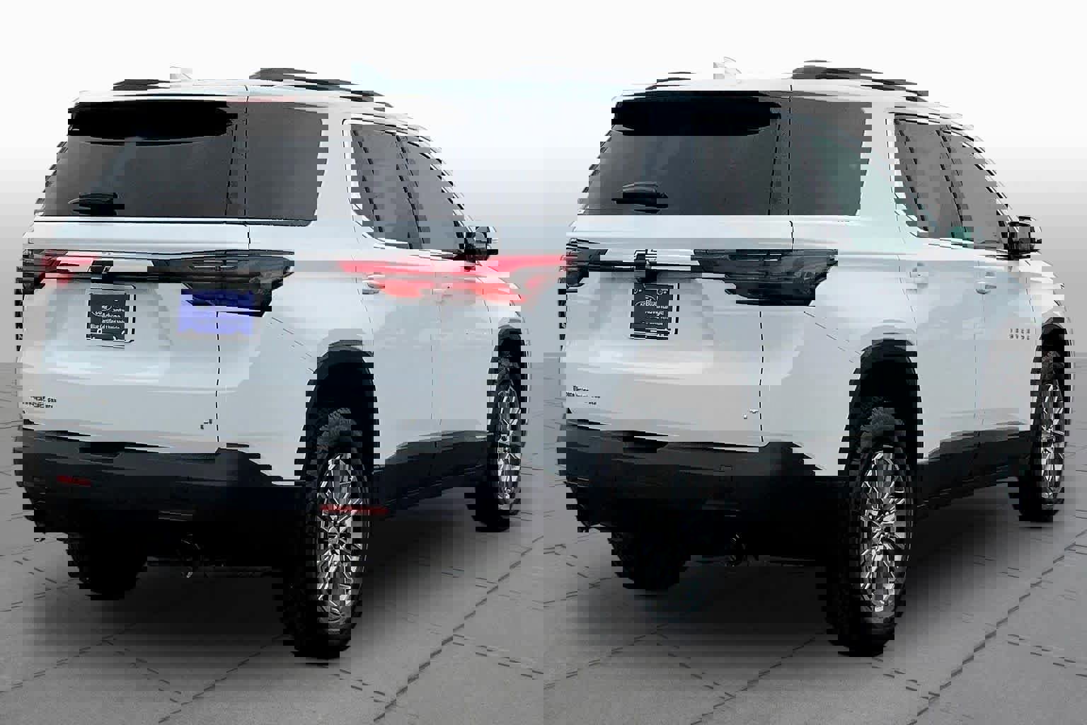 Used 2023 Chevrolet Traverse LT w/ Rear Camera Mirror Package image 3