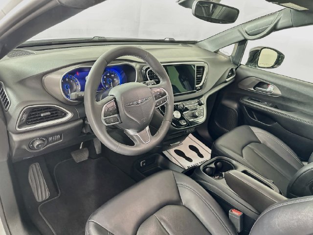 Used 2025 Chrysler Pacifica Select FWD image 14