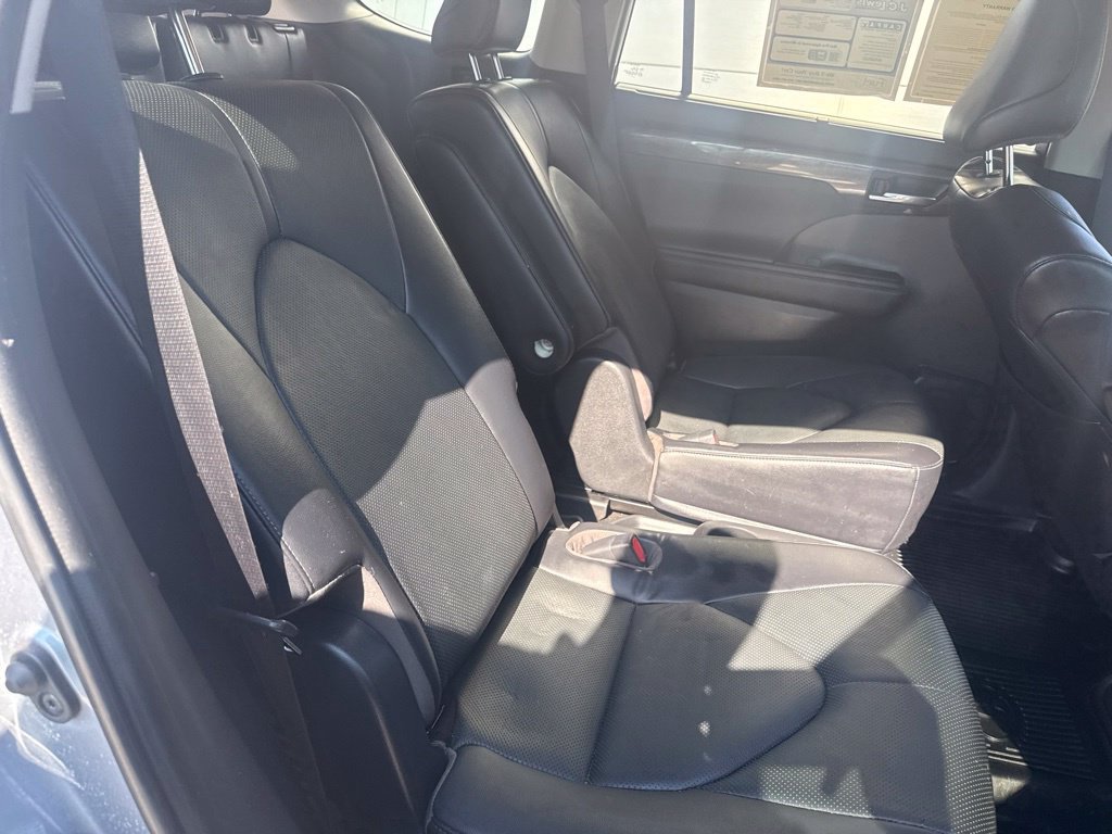 Used 2023 Toyota Highlander Limited FWD image 32