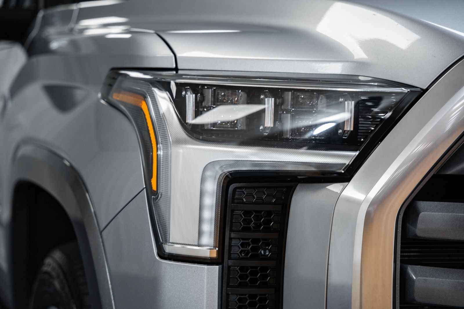 Used 2025 Toyota Tundra Limited AWD/4WD image 12