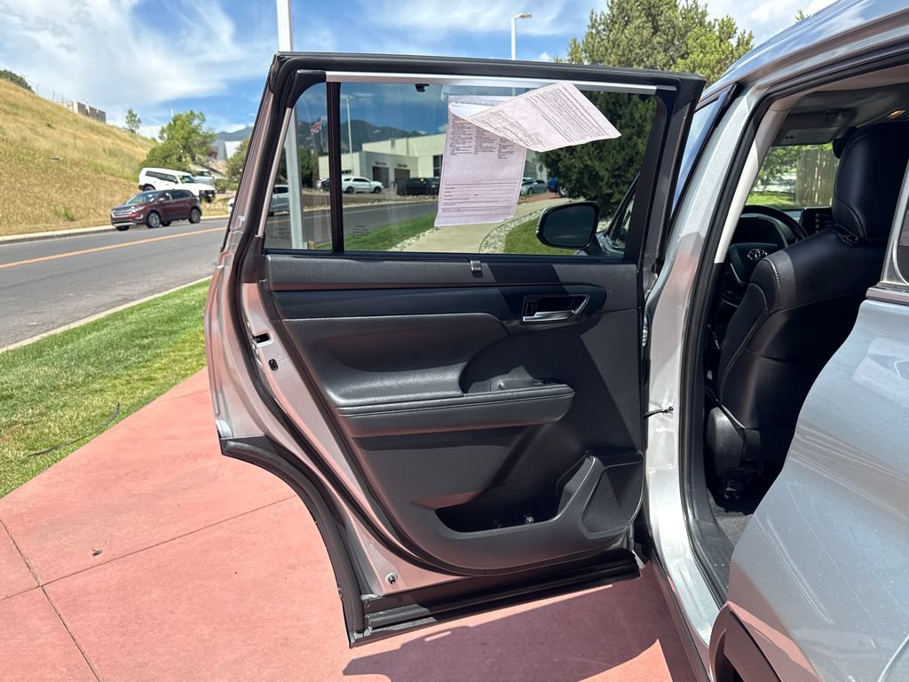 Used 2021 Toyota Highlander XLE AWD/4WD image 19