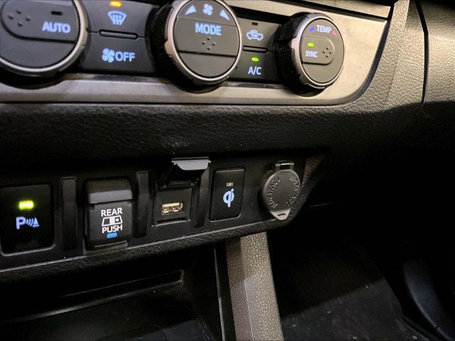 Used 2022 Toyota Tacoma TRD Off-Road w/ Technology Package AWD/4WD image 31
