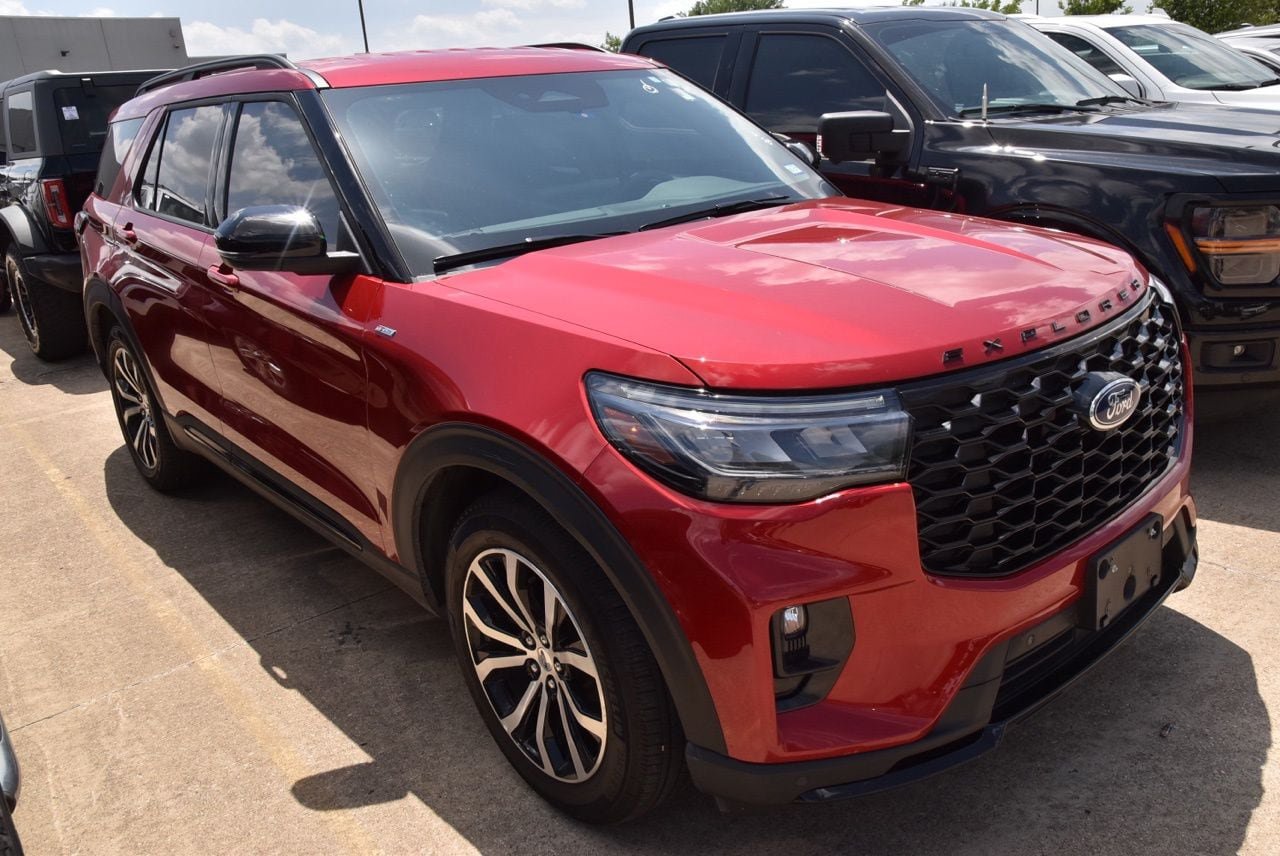 Certified 2025 Ford Explorer ST-Line RWD image 4