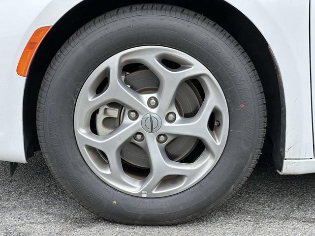 Used 2023 Chrysler Pacifica Limited FWD image 5