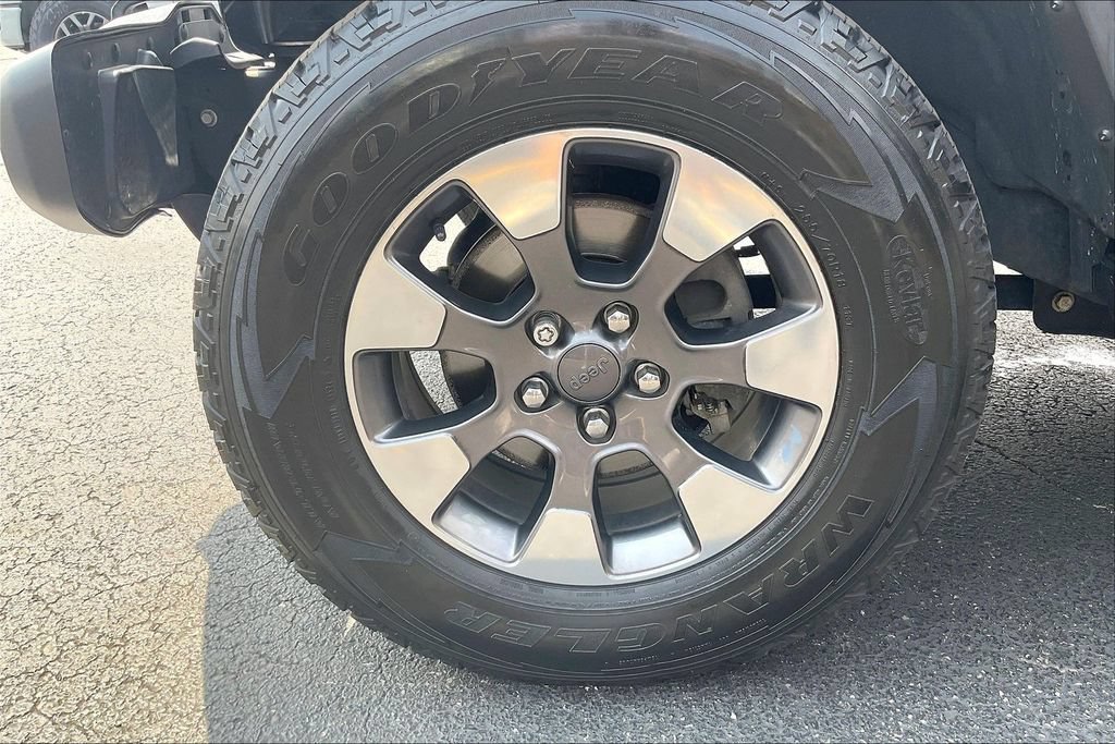 Used 2018 Jeep Wrangler Unlimited Sahara AWD/4WD image 7