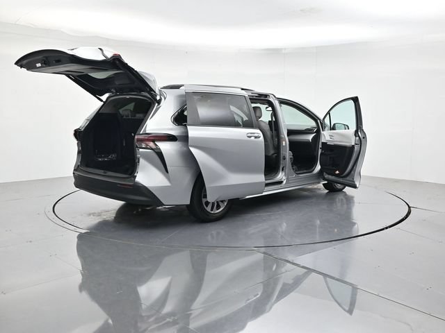Used 2025 Toyota Sienna XLE FWD image 53