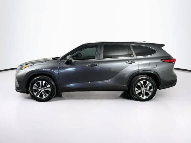 Used 2023 Toyota Highlander XLE FWD image 3