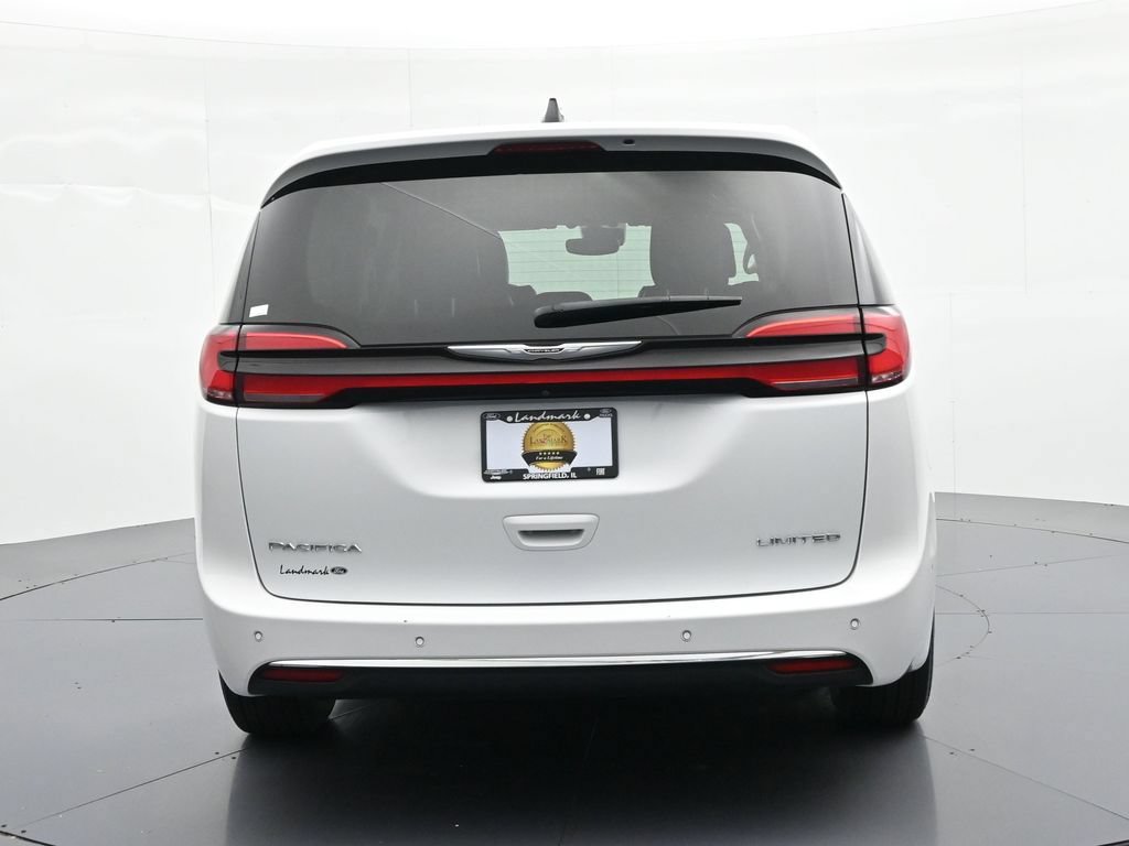 Used 2024 Chrysler Pacifica Limited FWD image 7